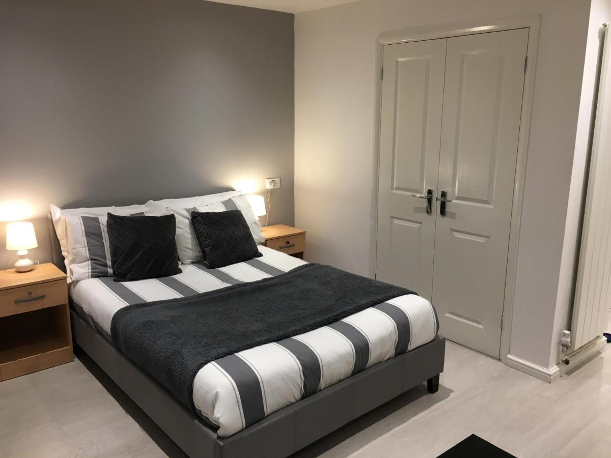 Spacious Ground Floor Studio Flat - Easy Access To Stansted Airport, London And Cambridge Apartamento Bishop's Stortford Exterior foto
