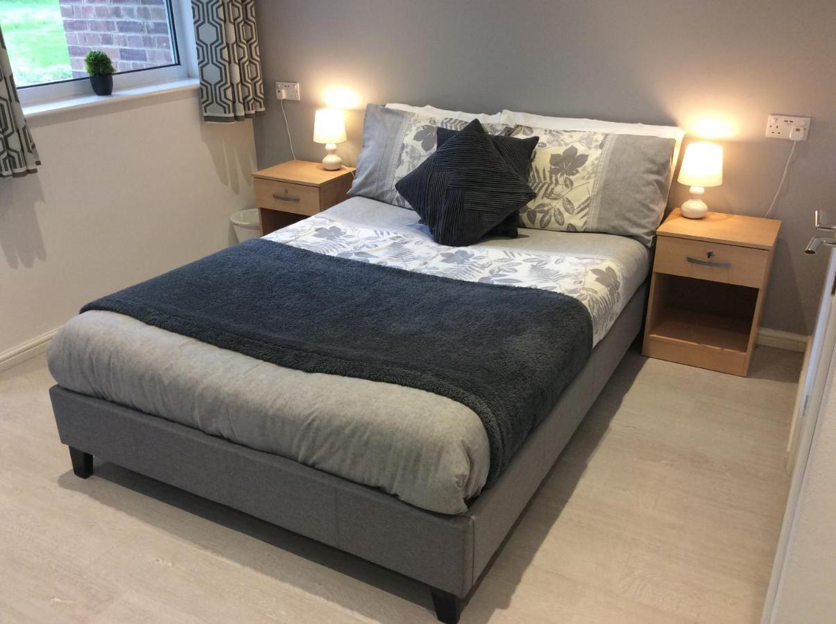 Spacious Ground Floor Studio Flat - Easy Access To Stansted Airport, London And Cambridge Apartamento Bishop's Stortford Exterior foto