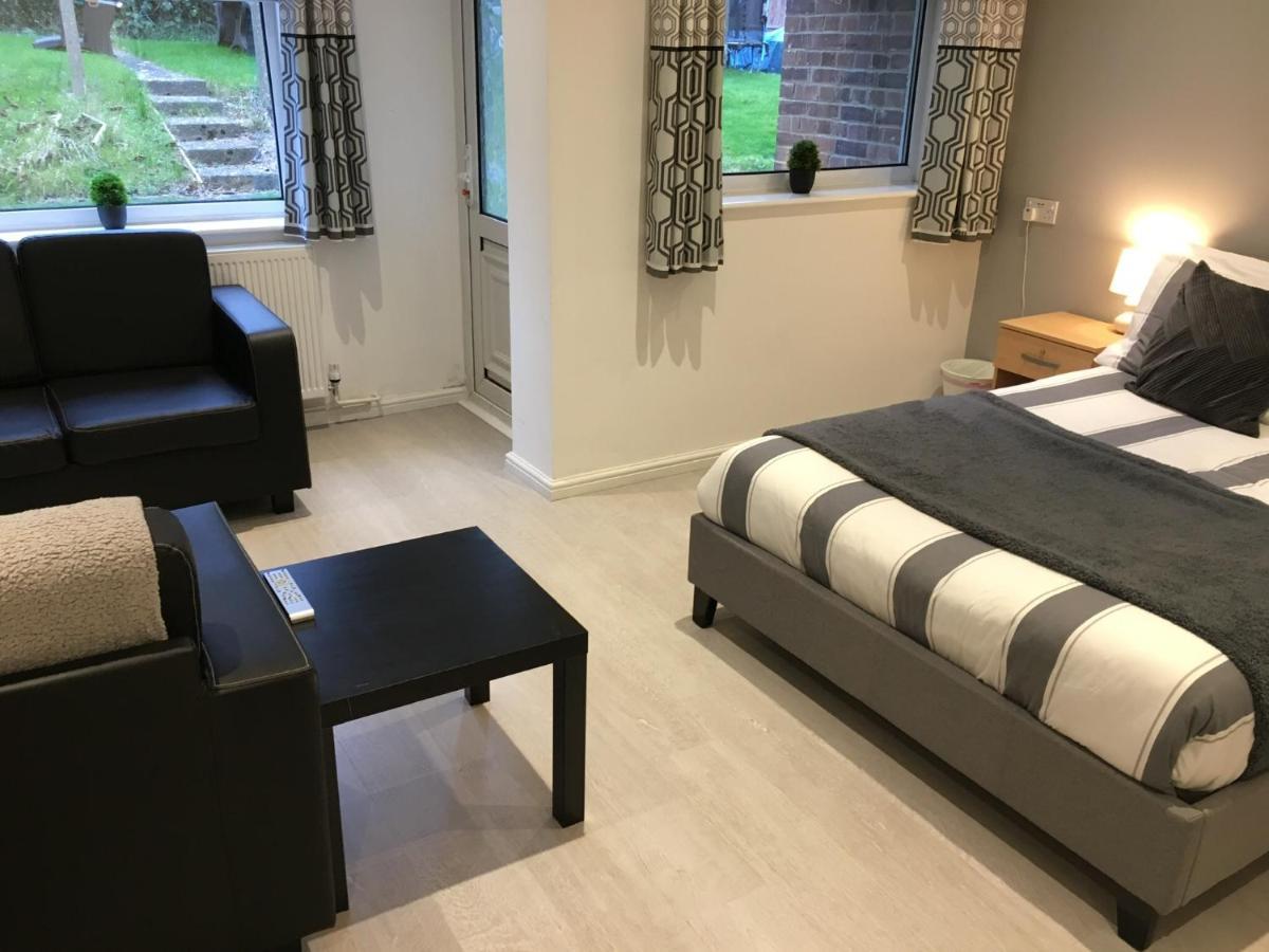 Spacious Ground Floor Studio Flat - Easy Access To Stansted Airport, London And Cambridge Apartamento Bishop's Stortford Exterior foto