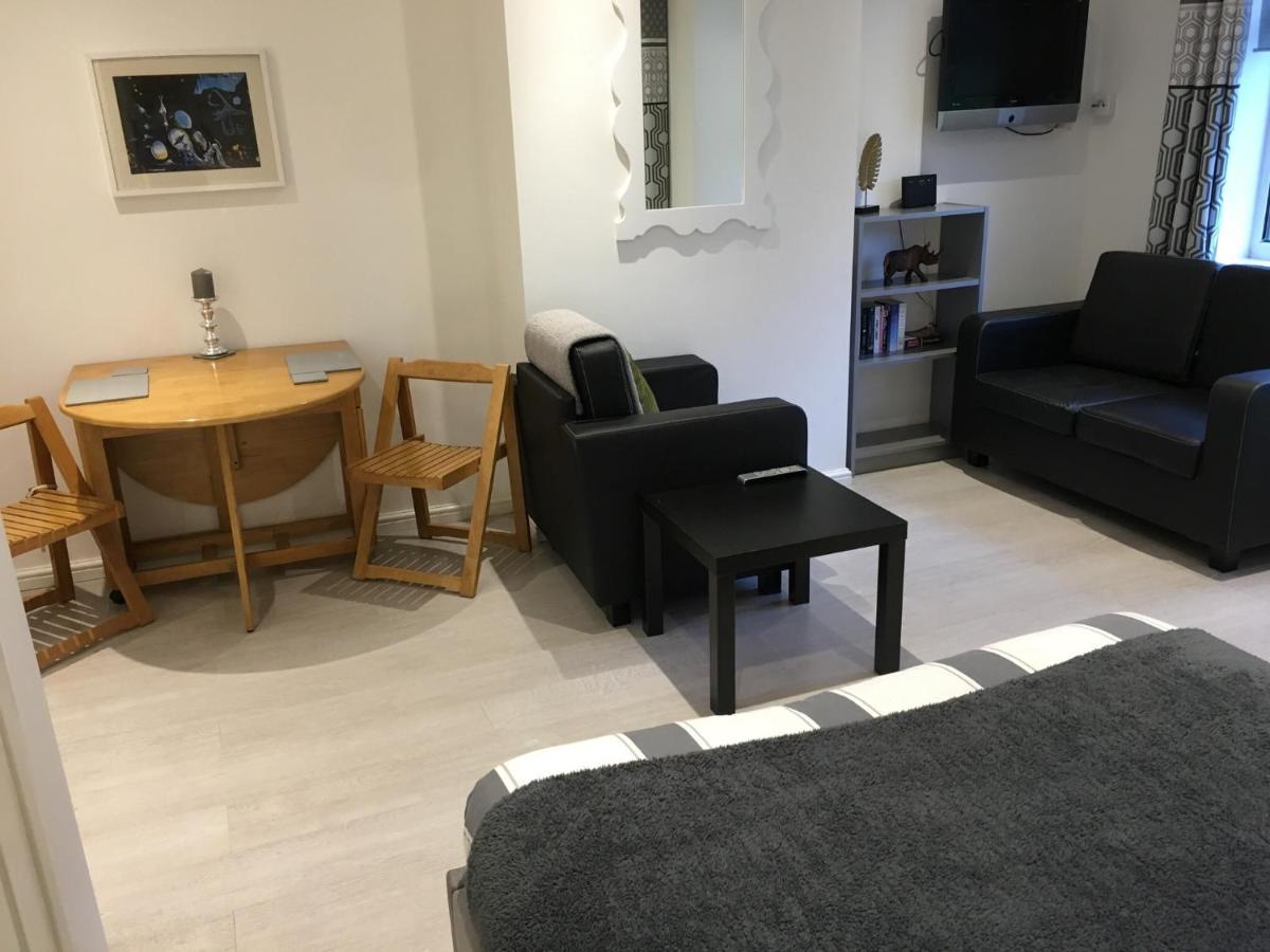 Spacious Ground Floor Studio Flat - Easy Access To Stansted Airport, London And Cambridge Apartamento Bishop's Stortford Exterior foto