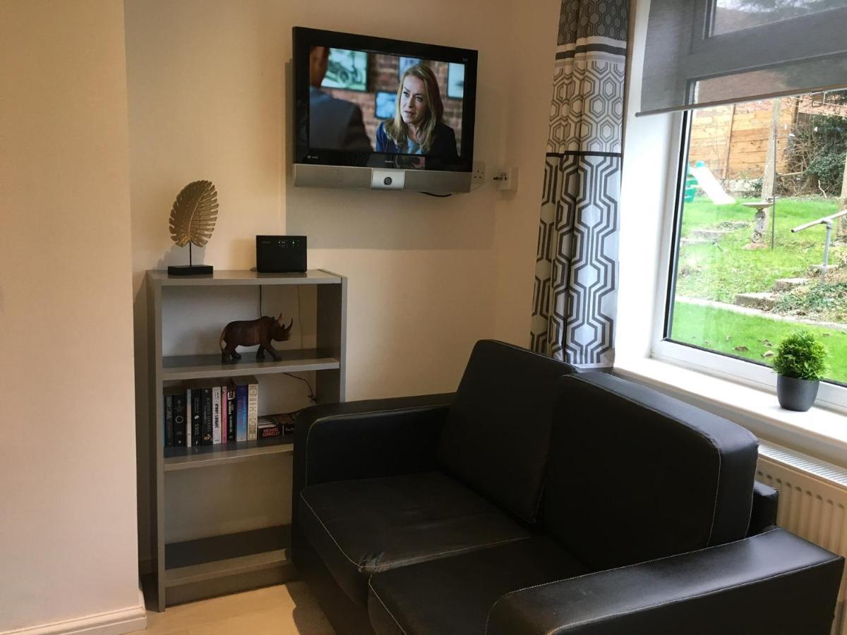 Spacious Ground Floor Studio Flat - Easy Access To Stansted Airport, London And Cambridge Apartamento Bishop's Stortford Exterior foto