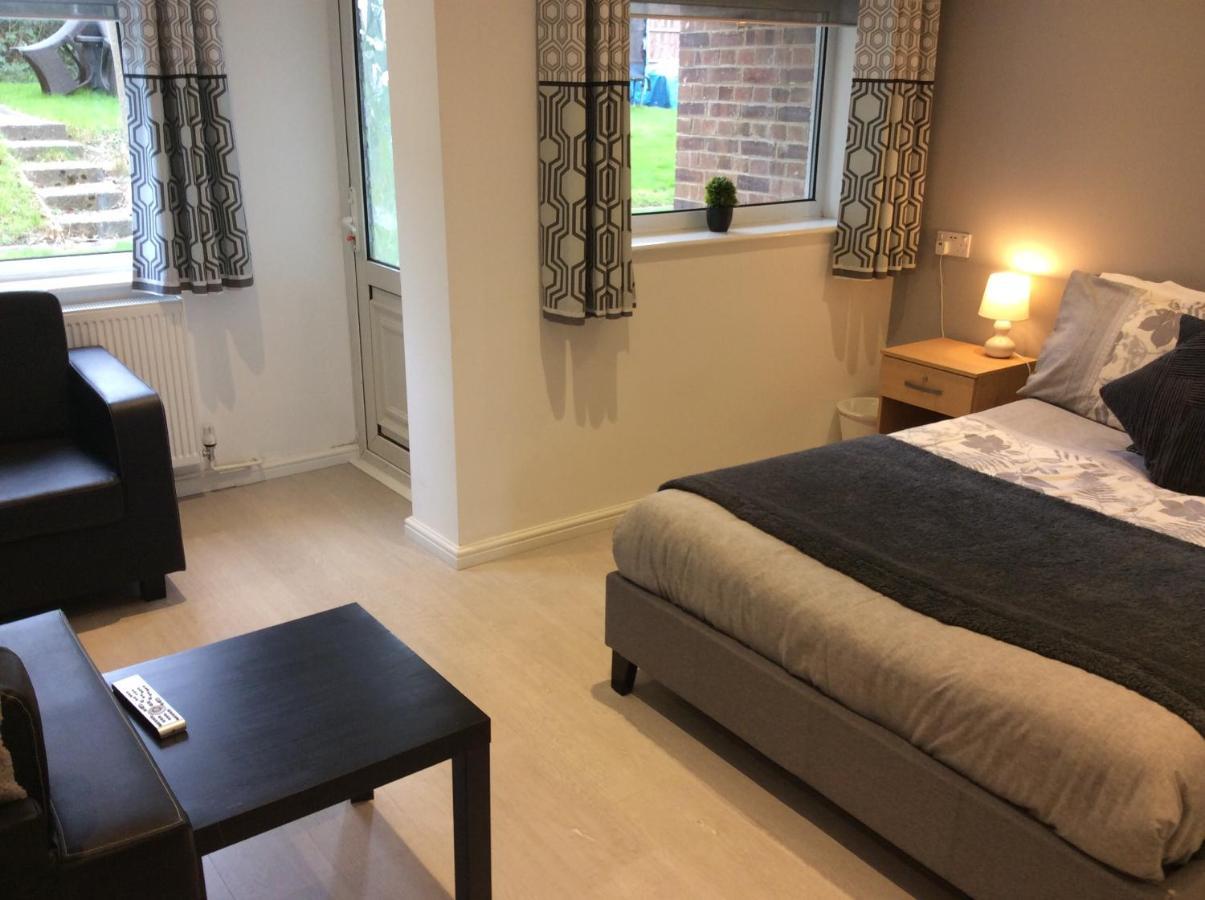 Spacious Ground Floor Studio Flat - Easy Access To Stansted Airport, London And Cambridge Apartamento Bishop's Stortford Exterior foto