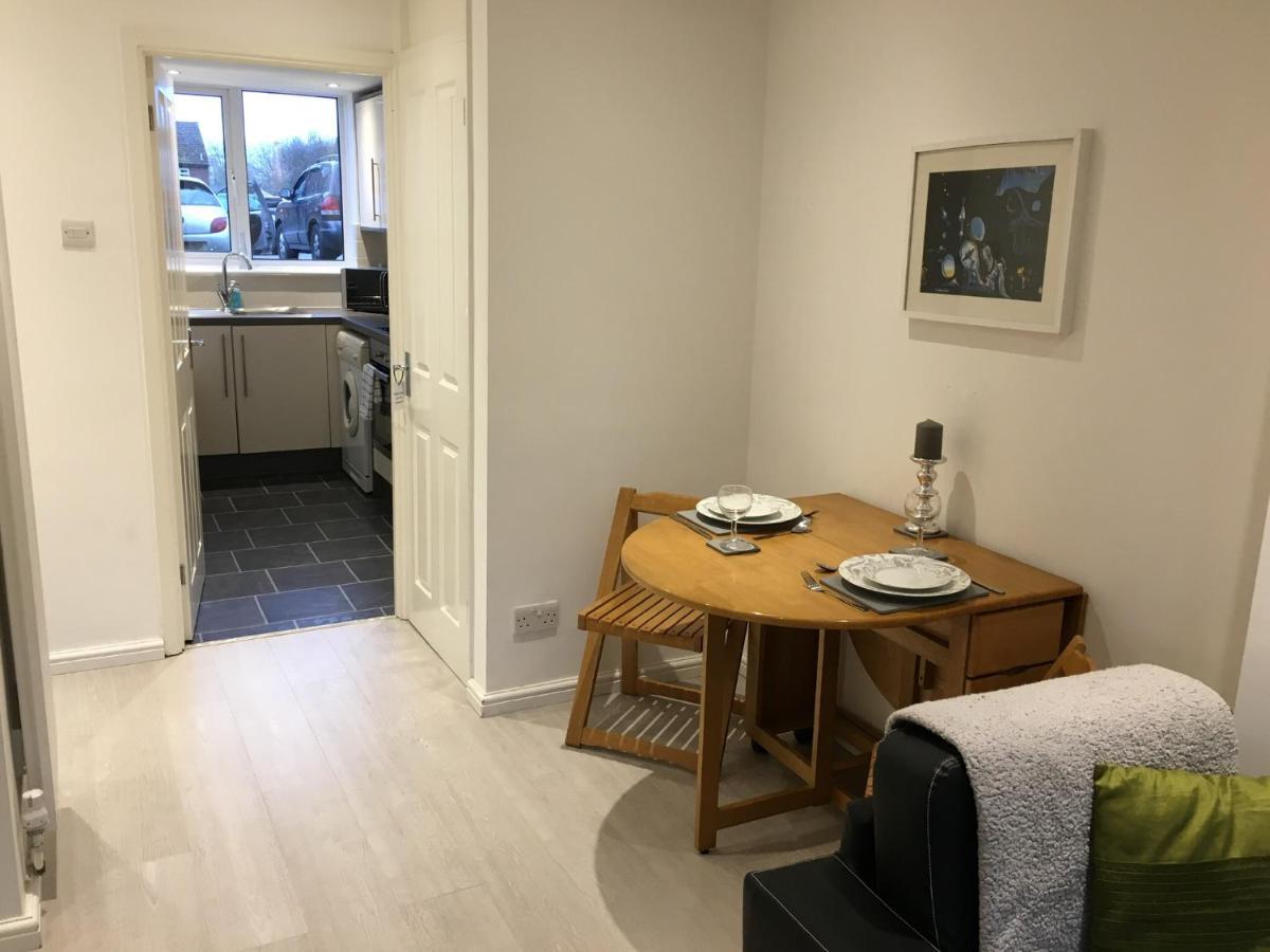 Spacious Ground Floor Studio Flat - Easy Access To Stansted Airport, London And Cambridge Apartamento Bishop's Stortford Exterior foto