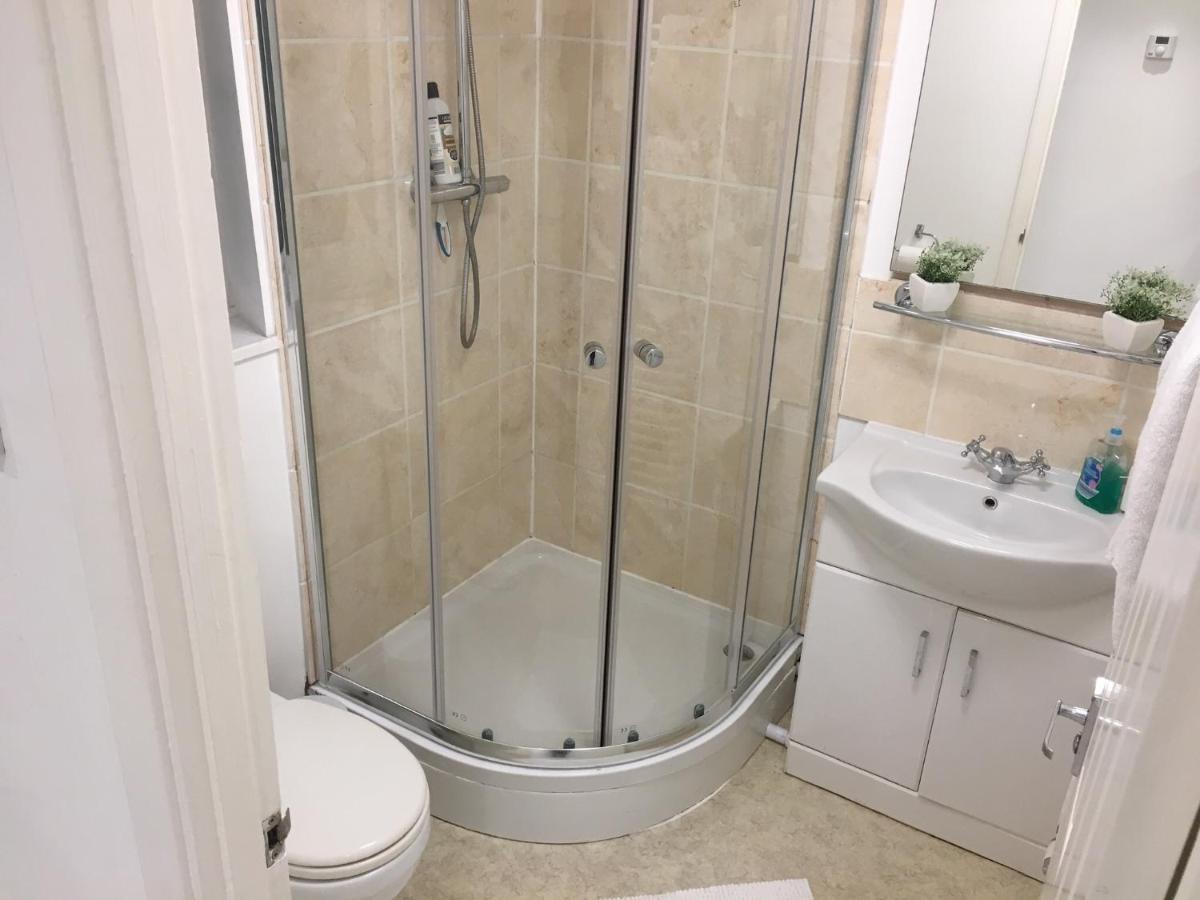 Spacious Ground Floor Studio Flat - Easy Access To Stansted Airport, London And Cambridge Apartamento Bishop's Stortford Exterior foto