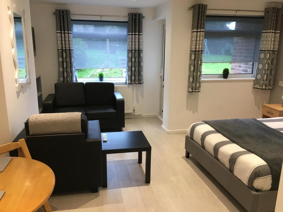 Spacious Ground Floor Studio Flat - Easy Access To Stansted Airport, London And Cambridge Apartamento Bishop's Stortford Exterior foto