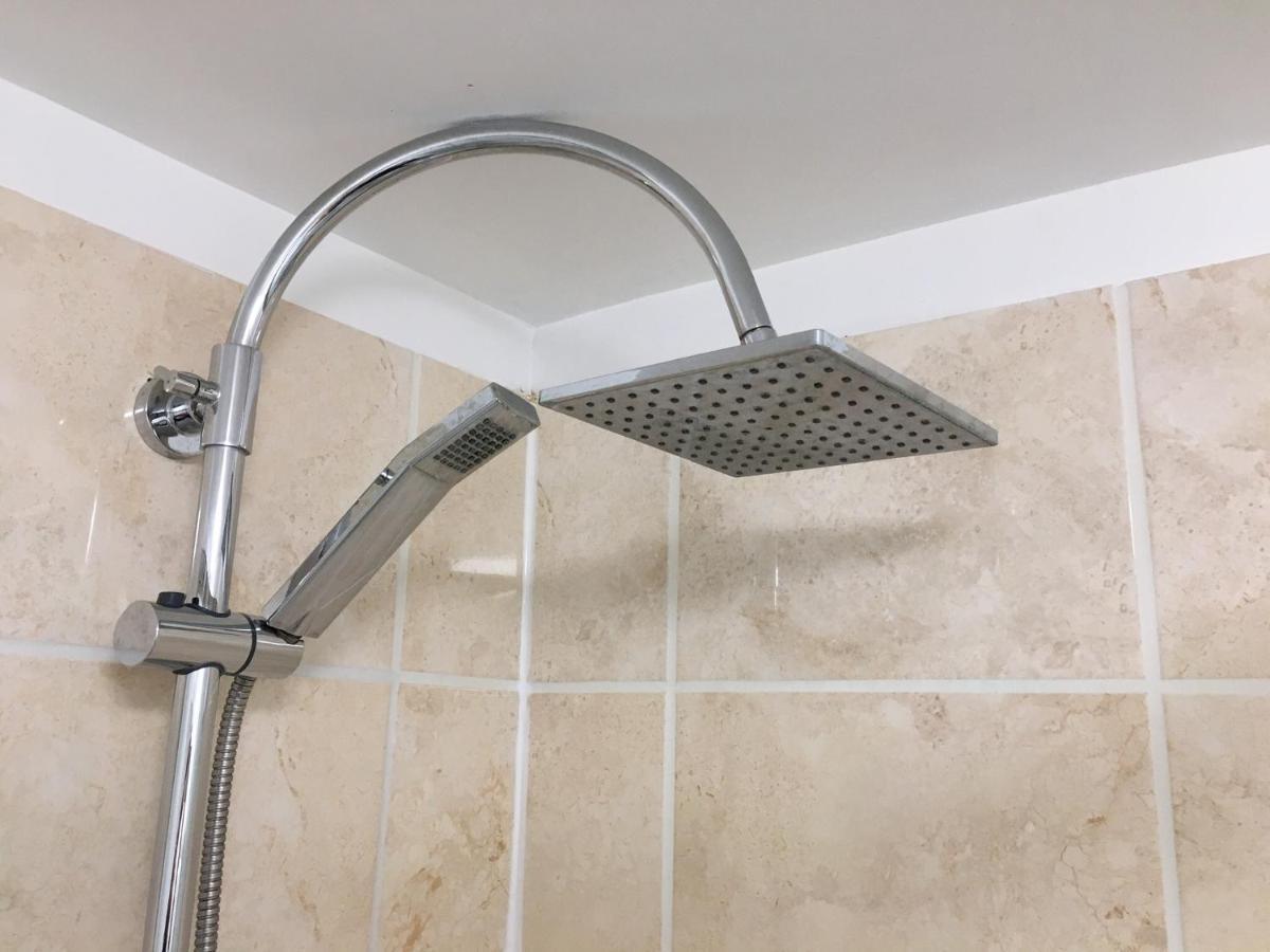 Spacious Ground Floor Studio Flat - Easy Access To Stansted Airport, London And Cambridge Apartamento Bishop's Stortford Exterior foto